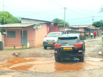 Rue défoncée vers le carrefour Bambouchine