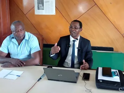 Conférence de presse du Snec, animée par le président de la section UOB, le Pr Mathurin Ovono Ebè, en costume
