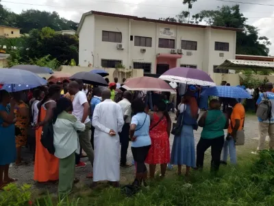 Les enseignants du collectif ‘’SOS-Éducation’’ devant les locaux de la DAP