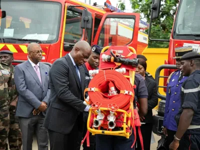 Une des phases de la cérémonie : le chef de l’État saluant les soldats du feu. © DR