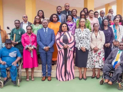 Photo de famille, après l’ouverture du séminaire-atelier sur le handicap.
