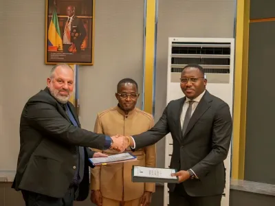 La signature du protocole d’accord en présence du ministre des Mines, Sosthène Nguema Nguema.