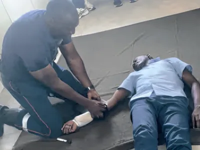 Simulation de la pose d’un garrot sur une victime.