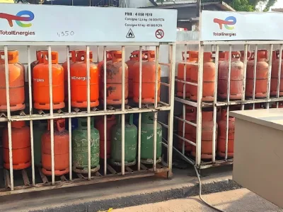 Bouteilles de gaz dans une station service