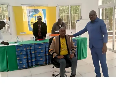 Stéphane Yono Manda installé à son poste de patron de la Lifom par le représentant de la Fégafoot Armand Mouloungui