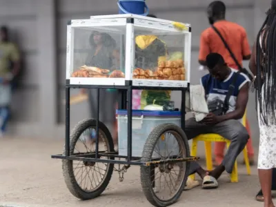 Un vendeur ambulant de gâteaux à la rue le 10 septembre 2025 au quartier Charbonnage