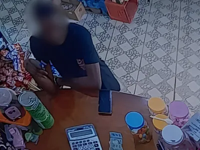 L’un des suspects ignorant qu’une caméra est en train de le filmer