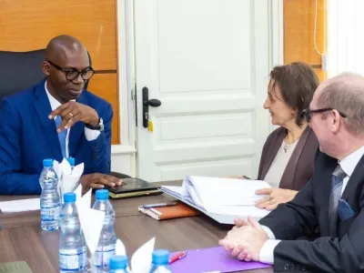 Thierry Minko, ministre de l'économie et les représentants du FMI au Gabon