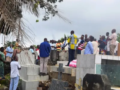 La commémoration de la fête de la Toussaint 2017 au cimetière de Lalala. Un tombeau dont la dalle a cédé du fait de l'usure.