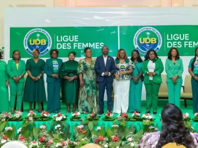 Le bureau de la Ligue des femmes de l’UDB posant avec le secrétaire général du parti