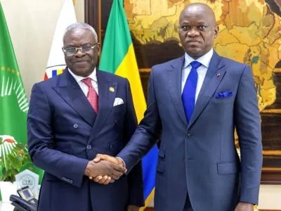  Anatole Collinet Makosso transmettant au chef de l’État le message de son homologue congolais. © DR