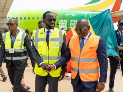Ulrich Manfoumbi Manfoumbi, ministre des transports et son homologue sénégalais Abdoul Ahad Ndiaye.