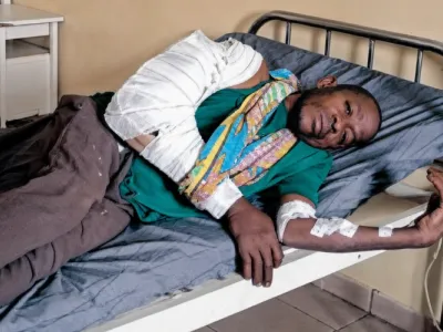 Victor Mombo sur son lit d’hospitalisation.