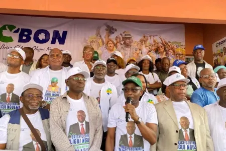 Sosthène Nguema Nguema (micro), le coordinateur provincial du Woleu-Ntem, au QG, s’adressant aux partisans du candidat Oligui Nguema.