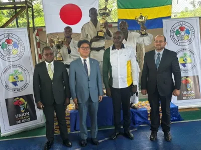 Yoshio Ando, Ambassadeur du Japon au Gabon, le président de la Fégajudo Me Hugues Désiré Boguikouma et les officiels