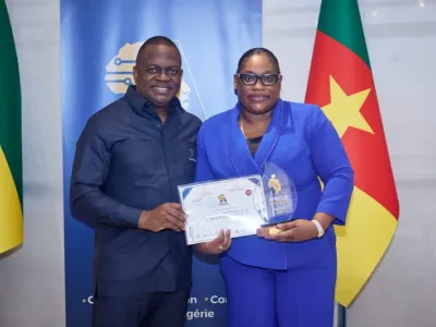 La candidate du Gabon recevant sa distinction