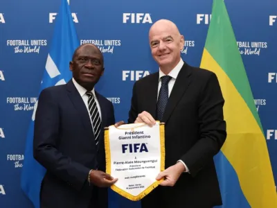  Gianni Infantino, président de la FIFA et Pierre-Alain Mounguengui, président de la fégafoot