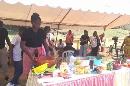 Des jeunes filles instruites au savoir-faire culinaire des ainées.