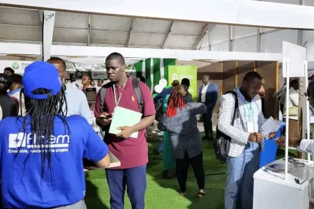 Plusieurs jeunes Gabonais ont envahi les stands.