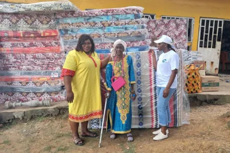 La vice-présidente de l’association Tabitha Hortense Kothor (casquette), la responsable de l’orphelinat, Moussounda Darly (robe jaune) remettant symboliquement le présent à une veuve.