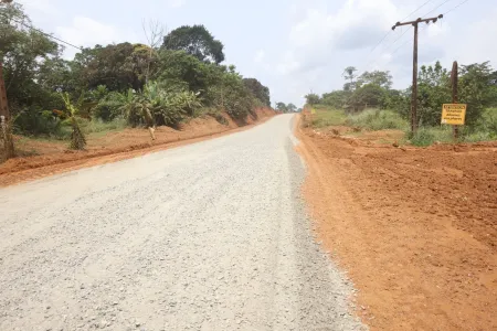 Une vue du chantier exécuté par Ebomaf : axe Ntoum-Cocobeach. 
