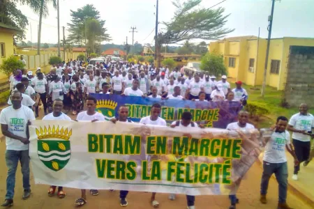 Lors de la marche de soutien dans une rue de Bitam.