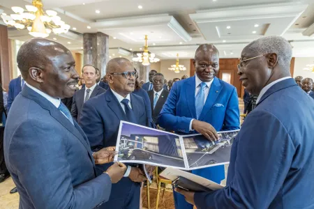 Le chef de l’Etat Brice Clotaire Oligui Nguema, entouré du Premier ministre et de quelques responsables de la FEG.