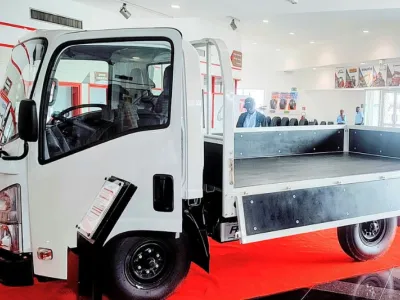  la camionnette Isuzu QLR