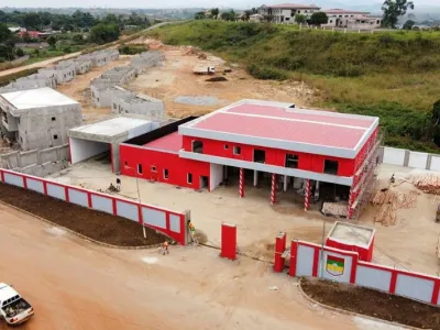  Vue dominante de la caserne des sapeurs-pompiers de Tchibanga en travaux. © MOUSSAVOU Michel Lung
