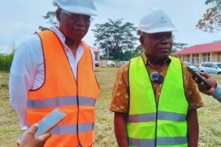 Le ministre des Comptes publics et de la Dette, Charles M'ba et celui de Formation professionnelle, Philippe Tonangoye © AGP
