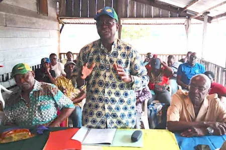 Le député de la Transition, Charles Otando, lors d'un échange à Ozouri.
