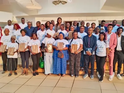 Photo de famille avec les 10 primés de cette première édition.