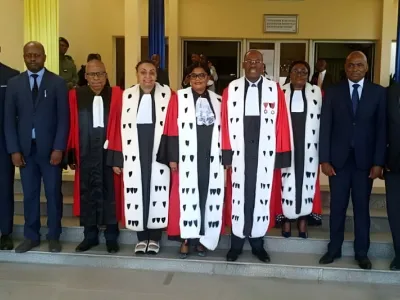 les membres du corps judiciaire et les impétrants à la prestation de serment.