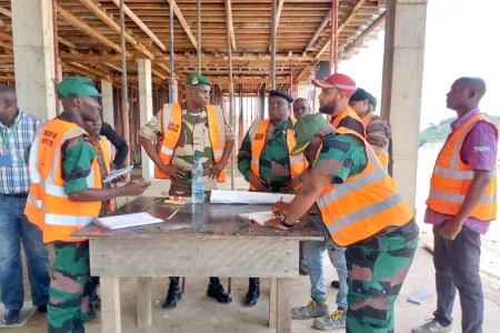 Les membres de la mission de contrôle lors d’une visite de chantier.