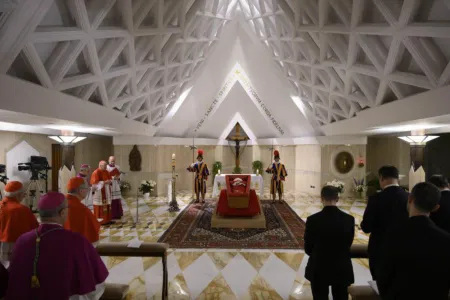 La dépouille du pape François exposée au cœur de sa chapelle privée au Vatican.