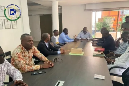 Persis Lionel Essono Ondo (centre) et ses collaborateurs, lors de sa rencontre avec la presse. 