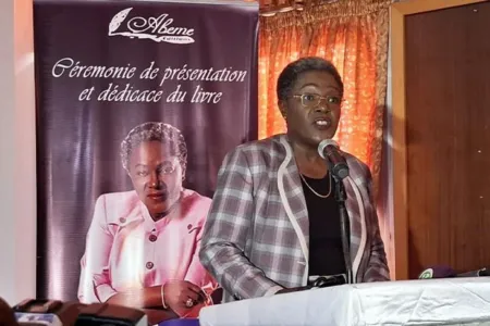 Dr Nicole Assélé lors d'une cérémonie de présentation du livre 
