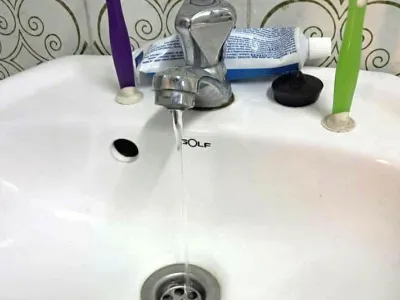  Dans la plupart des cas les robinets demeurent secs et quand l’eau daigne arriver c’est sans pression. © Jocelyn Abila