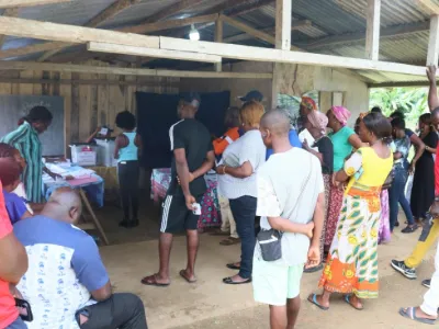Les électeurs dans un bureau de vote à Ntoum