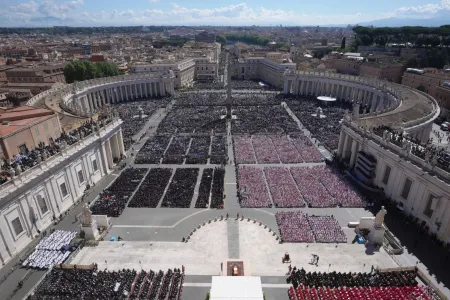 La place Saint-Pierre noire de monde pour les funérailles du pape François