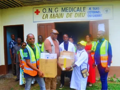 Remise des médicaments dans un dispensaire du Ntem. © DR
