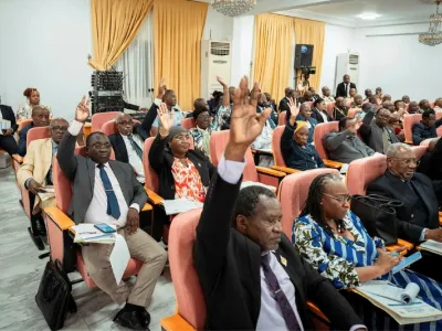 Les sénateurs adoptant un des huit projets de lois soumis à leur examen. © DR