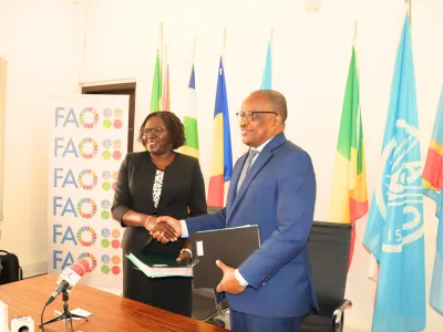 Une vue de la signature entre la ministre et le représentant de la FAO
