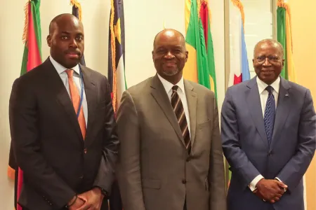 La délégation gabonaise (gauche et droite) lors des réunions du FMI
