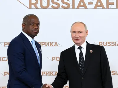 Hermann Immongault, vice-président du gouvernement gabonais et Vladimir Poutine, président de la Russie 