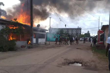 Un instantané du brasier circonscrit par les soldats du feu.