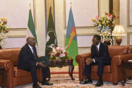 Le chef de l’Etat équato-guinéen, Teodoro Obiang Mbasogo, et le vice-président de la République, Joseph Owondault Berre, mercredi dernier à Malabo.