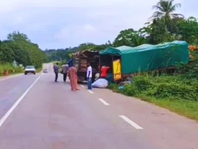 Le camion Mercedes dont l'embardée au village Gnanam a coûté la vie à un enfant de 4 ans.