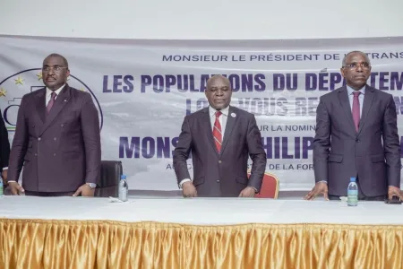 Le ministre Phillippe Tonangoye (c) lors de la rencontre.