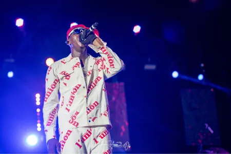 L'Oiseau Rare lors de son concert au Palais des Sports de Libreville le 21 décembre 2024 © Yann OB